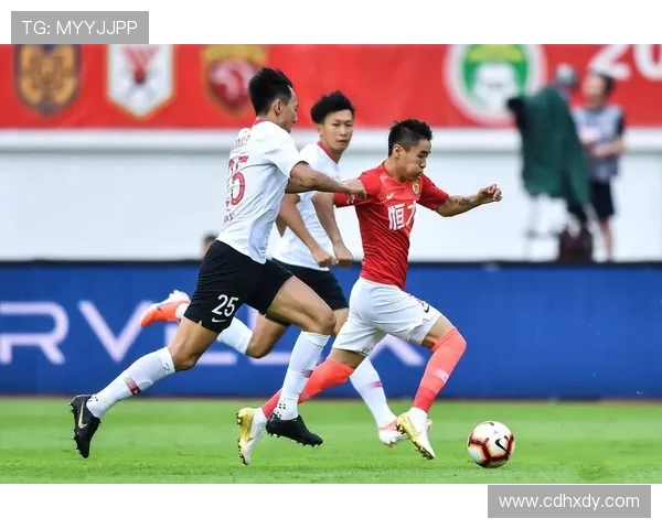 探寻当代足球运动员成长之路与赛场魅力全景解读深度剖析新时代传奇